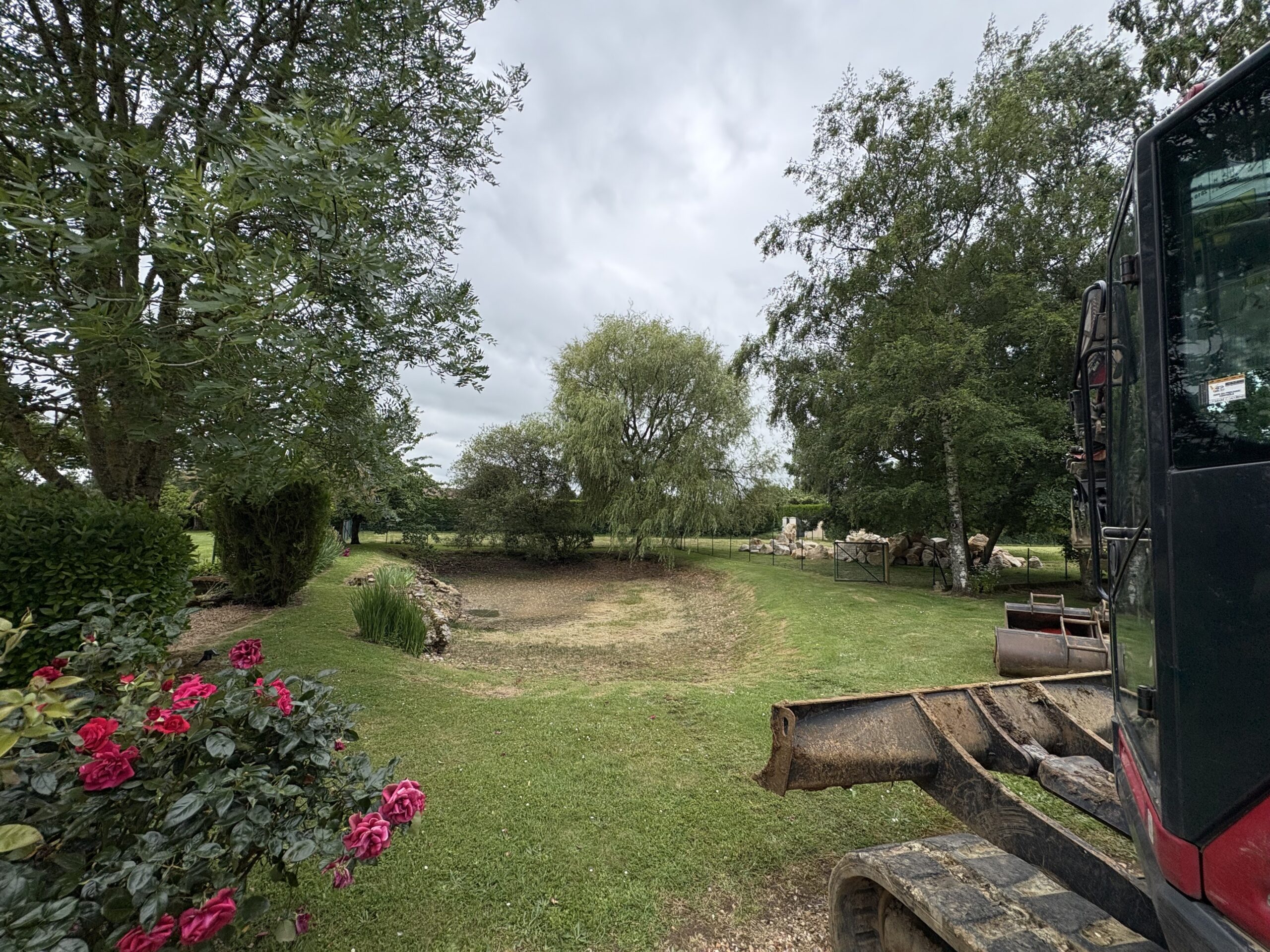 Avant rénovation de mare à Nogent-le-Rotrou – Terrassement du Perche